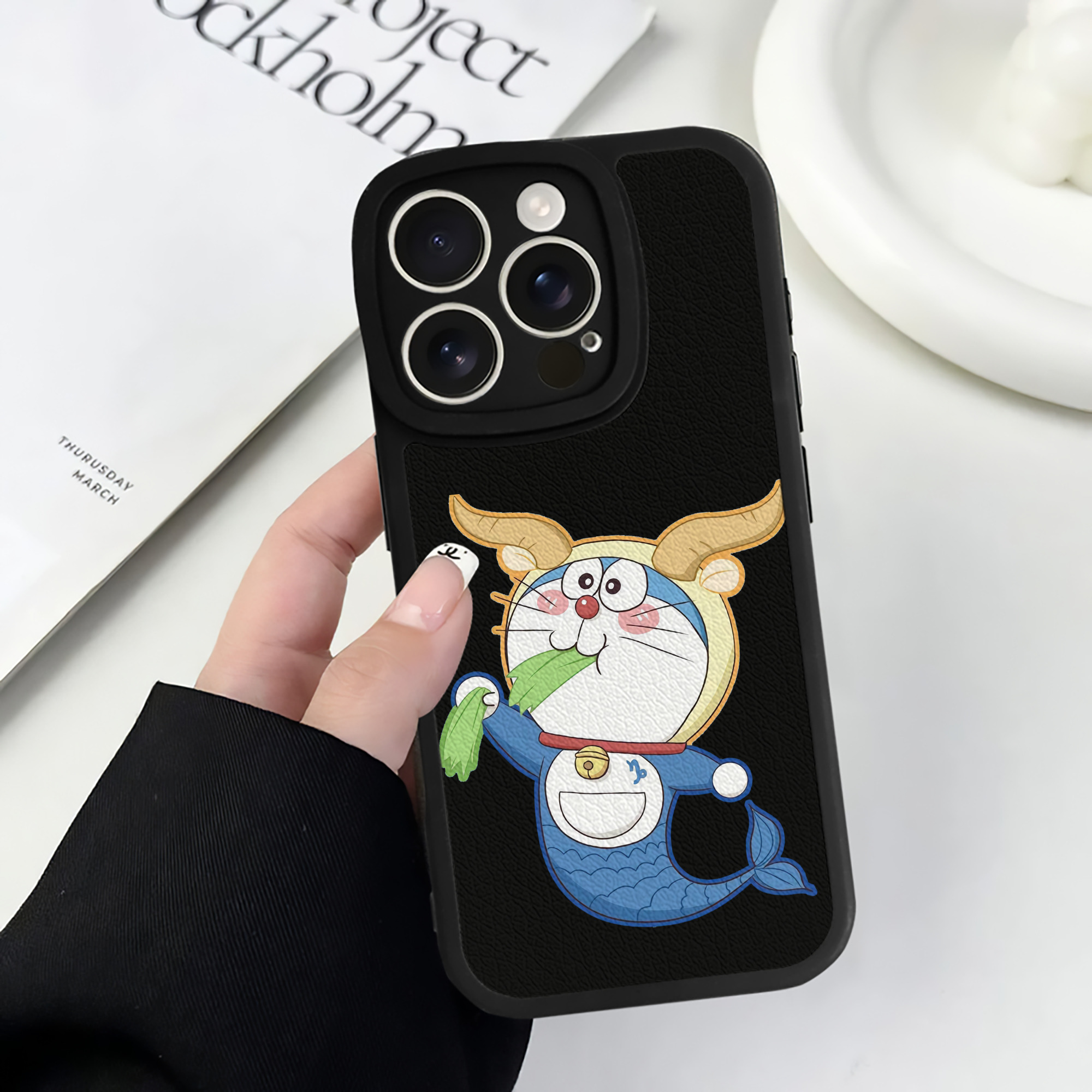 （画像用） ドラえもん Doraemon 【iPhone 16シリーズ対応】シリコンスマホケース（レザー調） 材質：シリコン